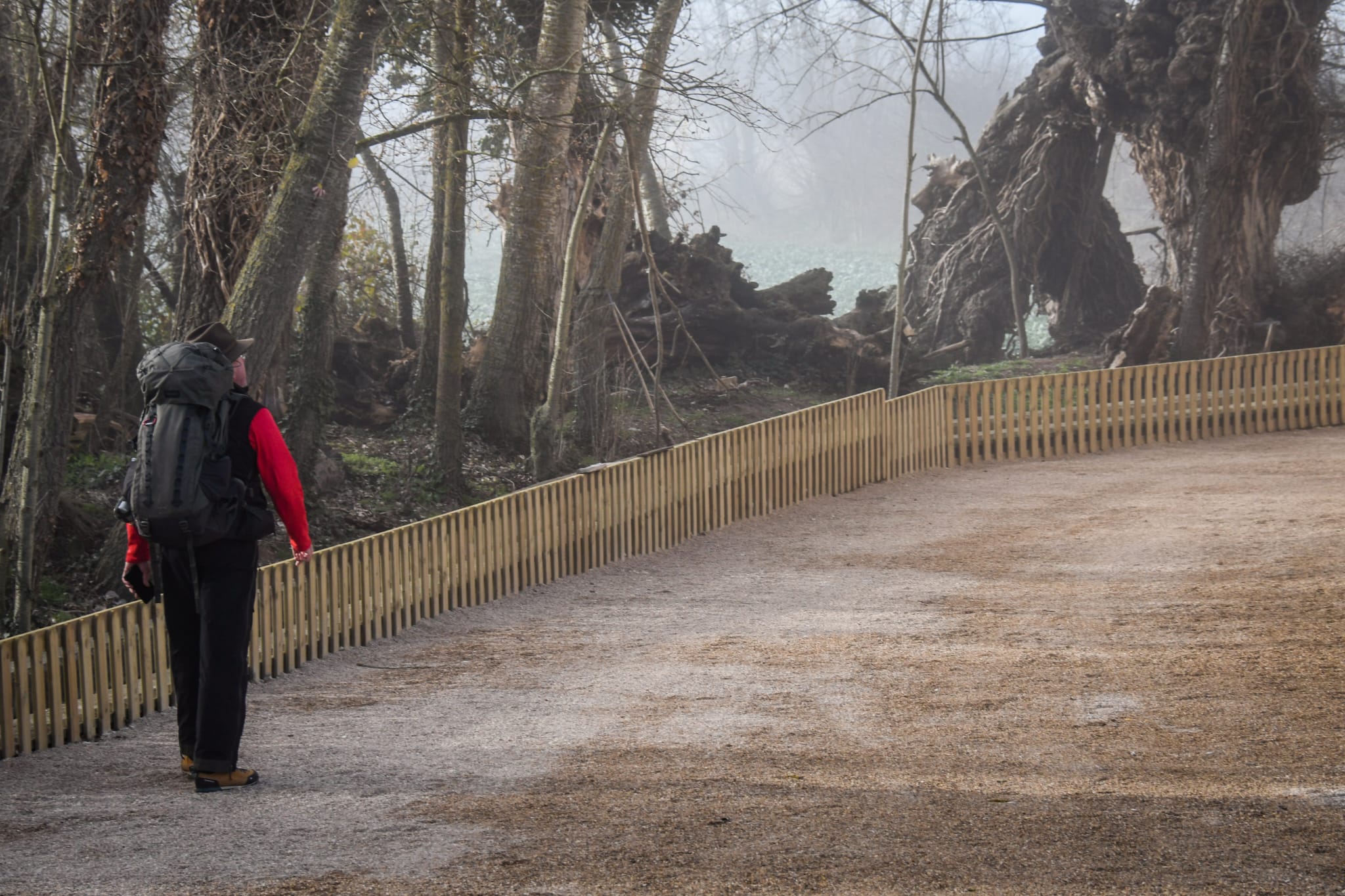 Un peregrino camina junto al nuevo vallado del Monasterio de San Antón, una de las paradas más emblemáticas del Camino de Santiago a su paso por Burgos