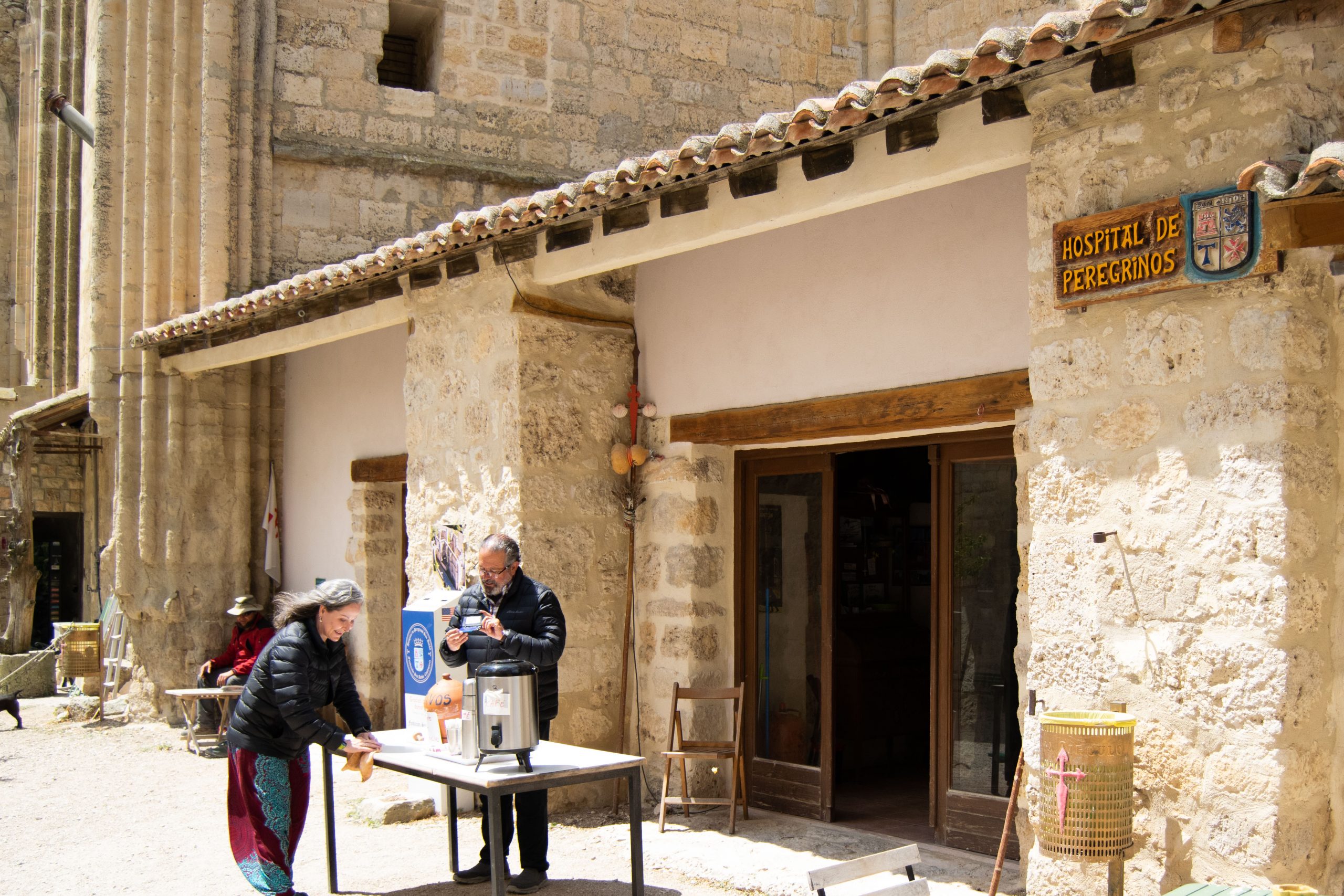 Belinda y Fernando Álvarez en el Monasterio de San Antón donde sirven como hospitaleros