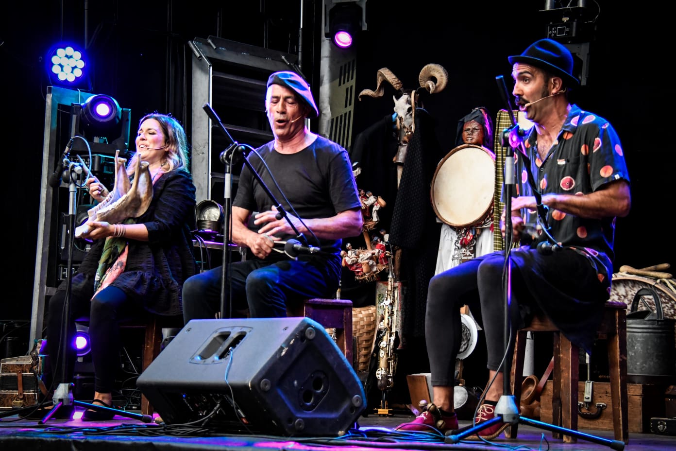 El grupo de música tradicional castellana en el acto de  adhesión de Castrojeriz en la red de Los Pueblos Más Bonitos de España