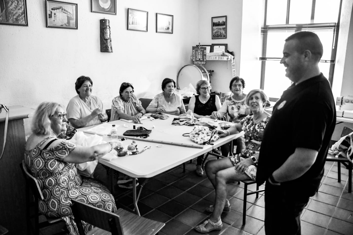Vecinas voluntarias de Castrojeriz cosen los vestidos que formarán parte del vestuario de la teatrilización histórica de El Fuero