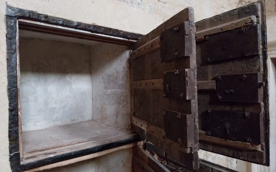 CURIOSIDADES | La caja fuerte con doble autentificación de la Colegiata Virgen del Manzano